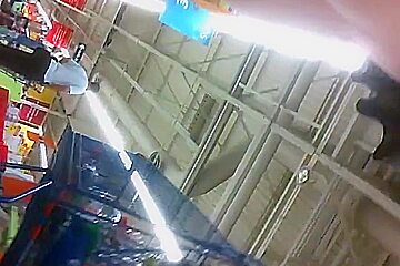 Upskirt a dos colegialas comprando