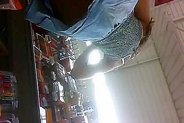 Upskirt a dos colegialas comprando