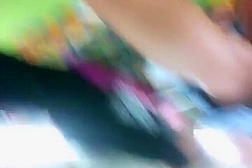 Upskirt a dos colegialas comprando