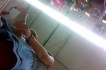 Upskirt a dos colegialas comprando