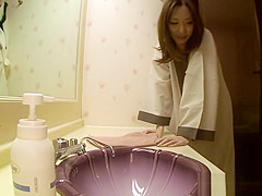 Upskirt japanese model receives oral