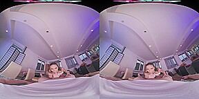 VRHUSH Isabella De Laa serves up sushi