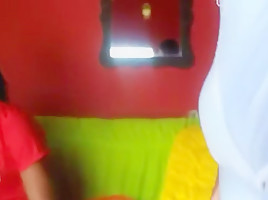 Vendedora gatinha olhando meu volume gostou de ver bulge