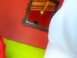 Vendedora gatinha olhando meu volume gostou de ver bulge