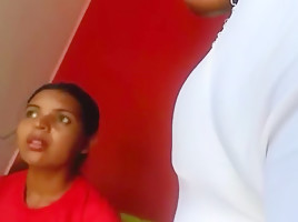 Vendedora gatinha olhando meu volume gostou de ver bulge