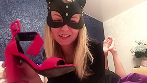 Vi mints sniffs sandals and say smiling fu