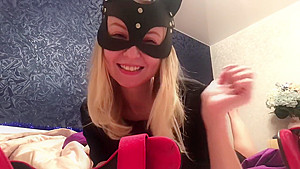Vi mints sniffs sandals and say smiling fu