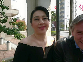 Yoko, secretary in Tokyo, sends her application without shyness!