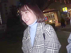 ブラからオッパイを出して乳首を摘みながら揉み足を広げて手マンにデンマを当てフェラをして嵌めています。