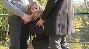 mature suce deux mecs dans un parc