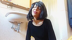 pipi nel secchio! il wc era rotto   
