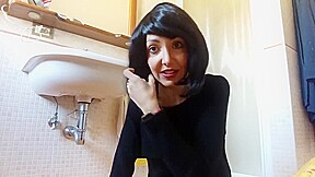 pipi nel secchio! il wc era rotto   