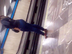 sexy milf esperando el metro