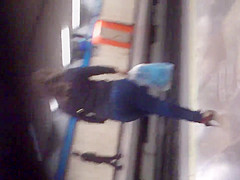 sexy milf esperando el metro