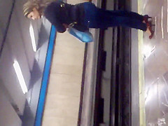 sexy milf esperando el metro