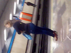 sexy milf esperando el metro